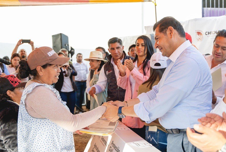 Consolida gobernador Armenta apoyo y esperanza a familias de Ajolotla