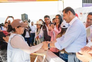 Consolida gobernador Armenta apoyo y esperanza a familias de Ajolotla