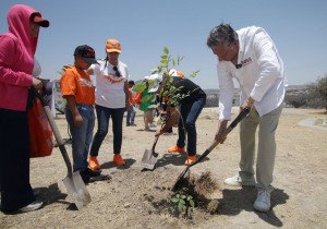 Fernando Morales reforesta unidades habitacionales en Puebla