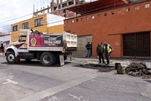 Verifica Pepe Chedraui labores de bacheo en colonia Los Volcanes