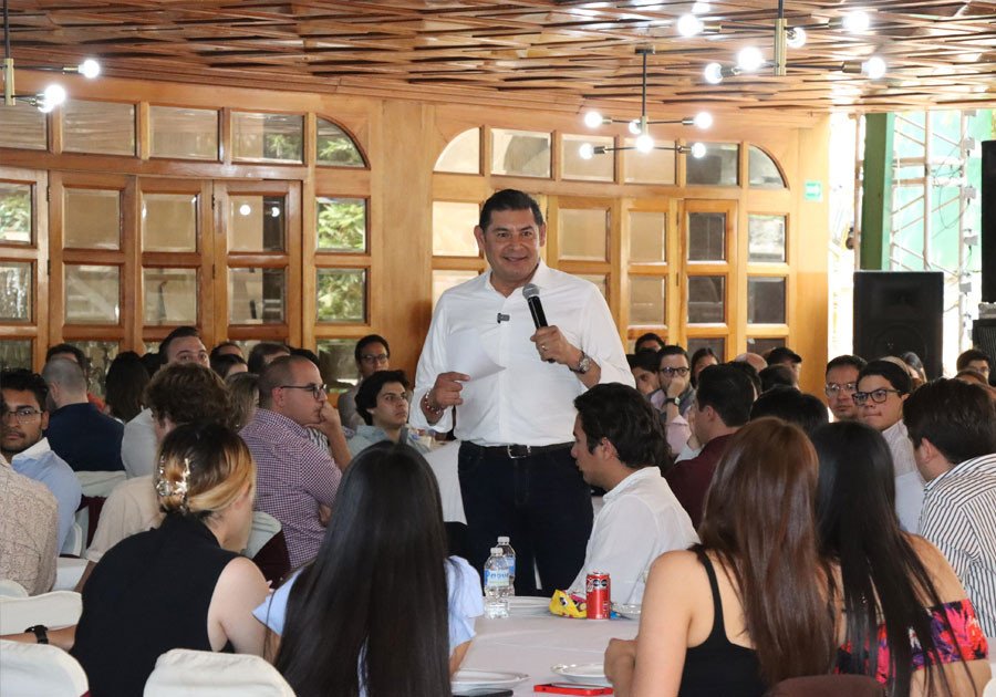 Dialoga Armenta con j&oacute;venes empresarios poblanos sobre el futuro de Puebla