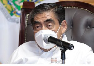 Pide Barbosa a ayuntamiento corregir proyecto de concesiones en paraderos