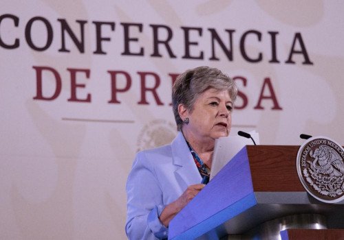Rescatan a 94 mexicanos varados en Hait&iacute;; AMLO se congratula