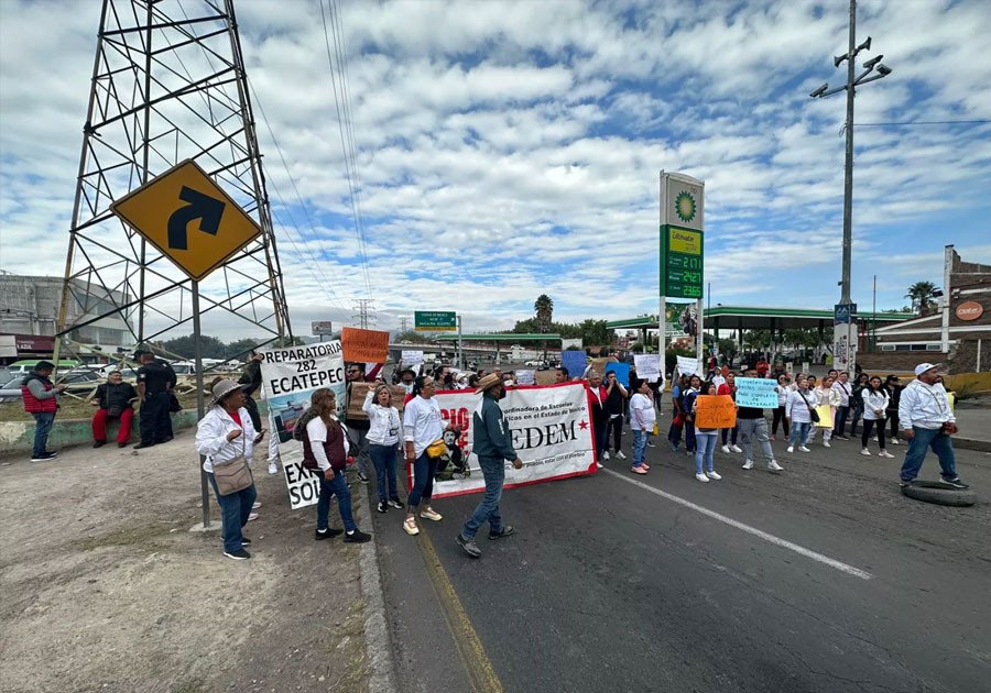 Maestros del Edomex realizan bloqueos; exigen pago de bonos prometidos