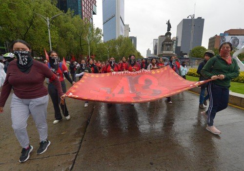 Padres de los 43 marchan a una d&eacute;cada de la desaparici&oacute;n de Ayotzinapa