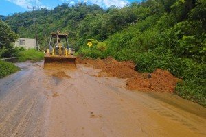 Con maquinaria y apoyos, Gobierno del Estado atiende de forma oportuna deslave en Eloxochitl&aacute;n