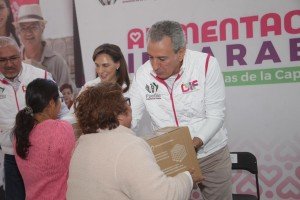 Pepe Chedraui y MariElise Budib entregan m&aacute;s de 2 mil 800 despensas en La Margarita