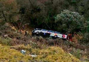 Tráiler choca y lanza al barranco autobús de AU