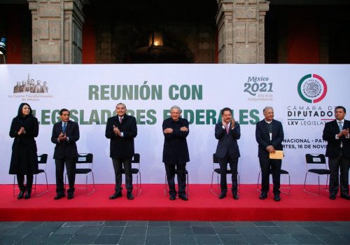AMLO felicita a legisladores por aval del PEF2022