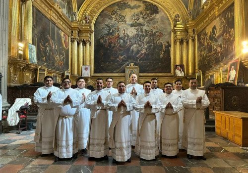 Ordena V&iacute;ctor S&aacute;nchez a 12 nuevos sacerdotes para Puebla