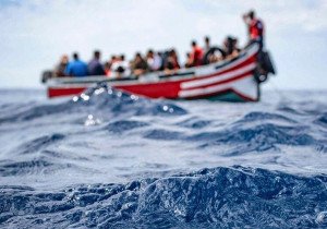 Rescatan a 29 migrantes en un pequeño bote en el Mediterráneo