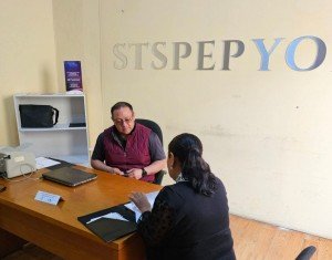 Bur&oacute;cratas parti&eacute;ndose en pedazos