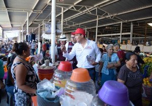 Reciben a Eduardo Castillo en Mercado Revolución de Izúcar