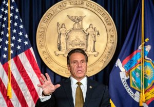 Andrew Cuomo se disculpa, perno no renuncia