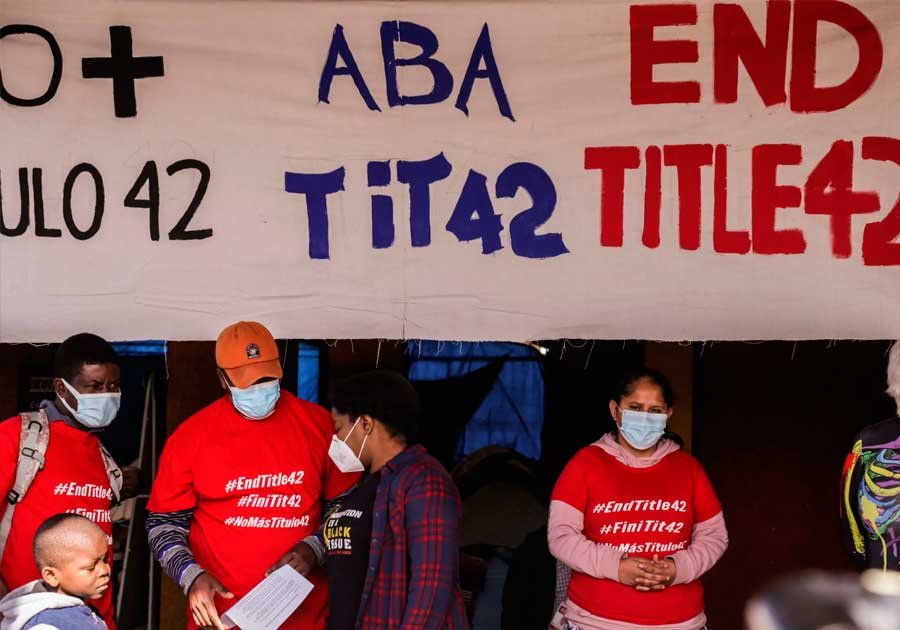 Protestan migrantes en Tijuana para exigir el fin del T&iacute;tulo 42