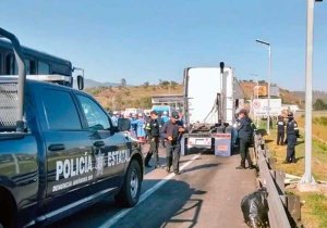 Rescatan a 158 migrantes hacinados en un tráiler en el Estado de México