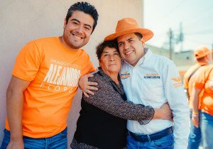 Dialoga Abraham Salazar con habitantes de La Joya