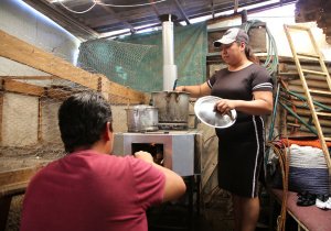 Entrega Secretaría de Bienestar estufas ecológicas en San Martín Texmelucan