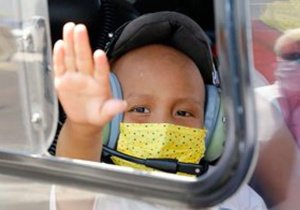 Pequeño con cáncer pasea en helicóptero en Puebla