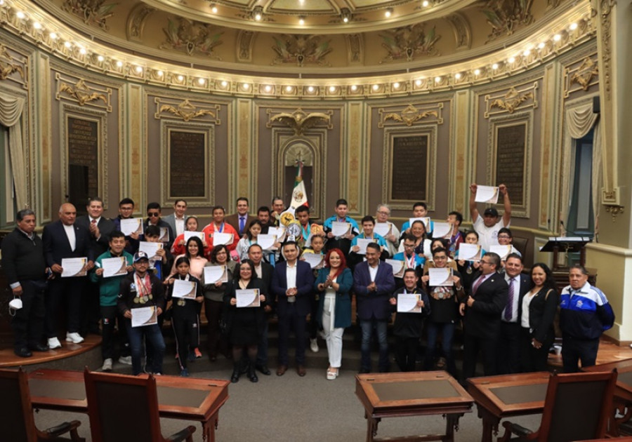 Congreso del Estado entrega reconocimientos a deportistas con discapacidad y sus entrenadores