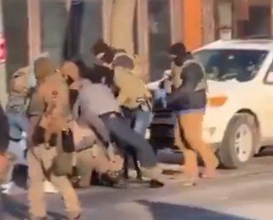 Agentes del ICE asesinan a manifestante que defend&iacute;a a migrante en Minneapolis