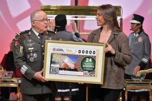 Conmemoran D&iacute;a de la Bandera con Sorteo Mayor de Loter&iacute;a Nacional, reconocen labor de las Fuerzas Armadas