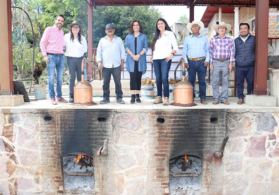 Con ventanilla &uacute;nica para acompa&ntilde;amiento de tr&aacute;mites, Econom&iacute;a reafirma apoyo al mezcal de Puebla