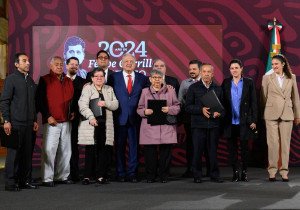Entrega AMLO los primeros 280 complementos solidarios del Fondo de Pensiones para el Bienestar