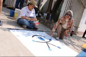 Lupita Fern&aacute;ndez encabeza faena comunitaria en Casa del Abue