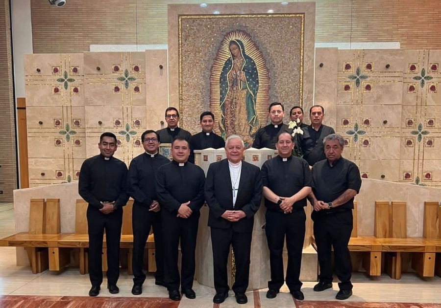 Visita arzobispo de Puebla colegios sacerdotales en Roma