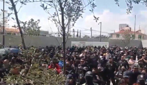 Polic&iacute;as de Puebla protestan con sirenas ante decisi&oacute;n de mantener a Fernando Rosales Sol&iacute;s