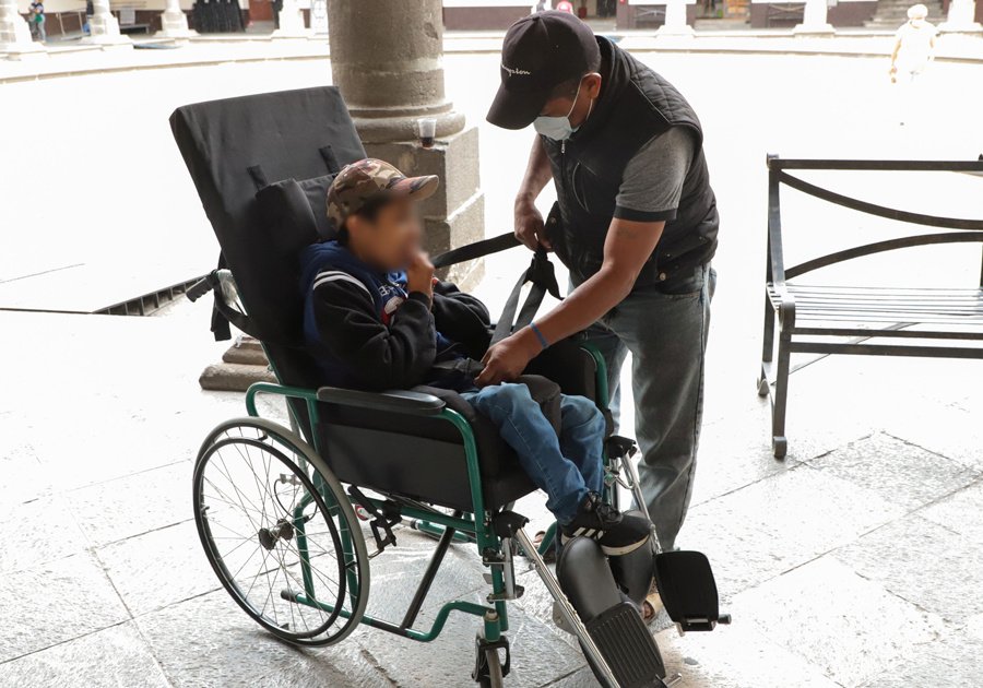 Tras solicitud en Martes Ciudadano, SEDIF beneficia a ni&ntilde;o con silla de ruedas especializada