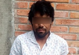 Atrapan a tres presuntos ladrones cuando robaban una casa