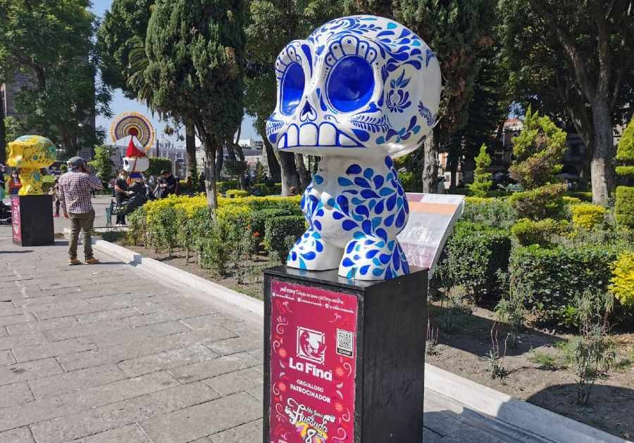 "Me lleva la huesuda&rdquo; atrae miradas en el z&oacute;calo de Puebla