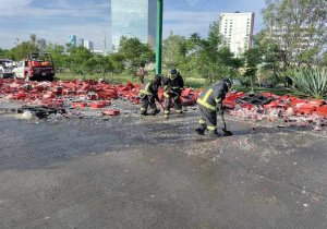 Tráiler de Coca Cola choca y ocasiona caos vial en Periférico Ecológico