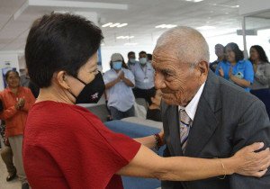 A los 86 a&ntilde;os, Felipe Espinosa recibe su t&iacute;tulo profesional en la BUAP
