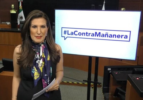 Kenia L&oacute;pez levanta la mano para ir por la Jefatura de Gobierno