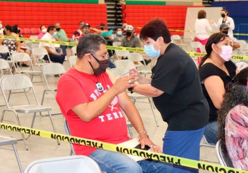 Invita Texas a mexicanos a vacunarse