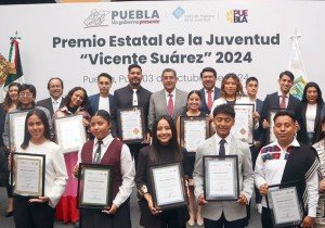 Universitarios BUAP reciben Premio Estatal de la Juventud “Vicente Suárez” 2024