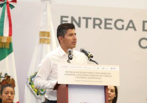 Gobiernos estatal y municipal de Puebla entregan 610 escrituras a mujeres