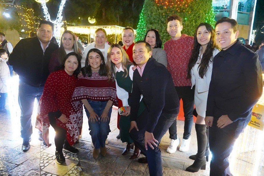 En Texmelucan autoridades municipales y empresarios realizaron el encendido del árbol de Navidad