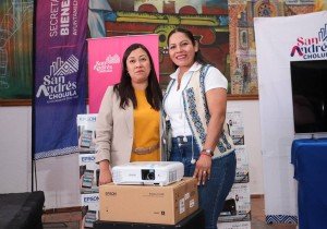 Fortalece Lupita Cuautle a escuelas con equipo tecnológico