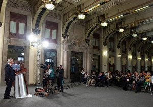 No hay endeudamiento con el Paquete Económico 2024, asegura AMLO