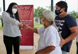 SDR entrega de apoyos a productores 