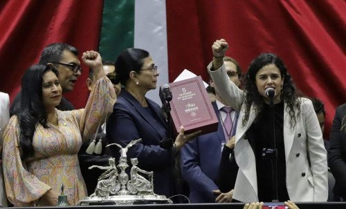 Luisa Mar&iacute;a Alcalde entrega Quinto Informe de Gobierno de AMLO al Congreso