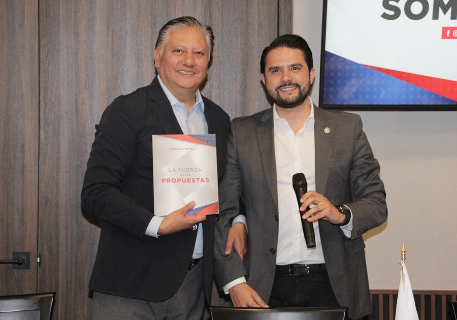 Fernando Morales conversa con representantes de CANACINTRA
