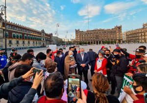 Festinan a madres en Palacio Nacional; afuera reclaman por desaparecidos