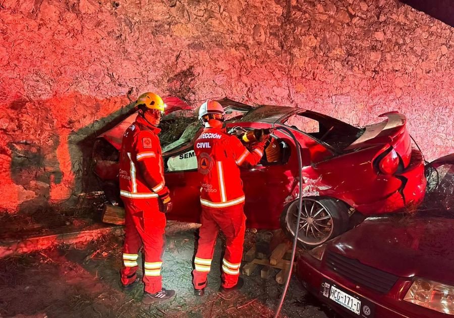 Aparatoso accidente deja 4 personas prensadas en Amozoc