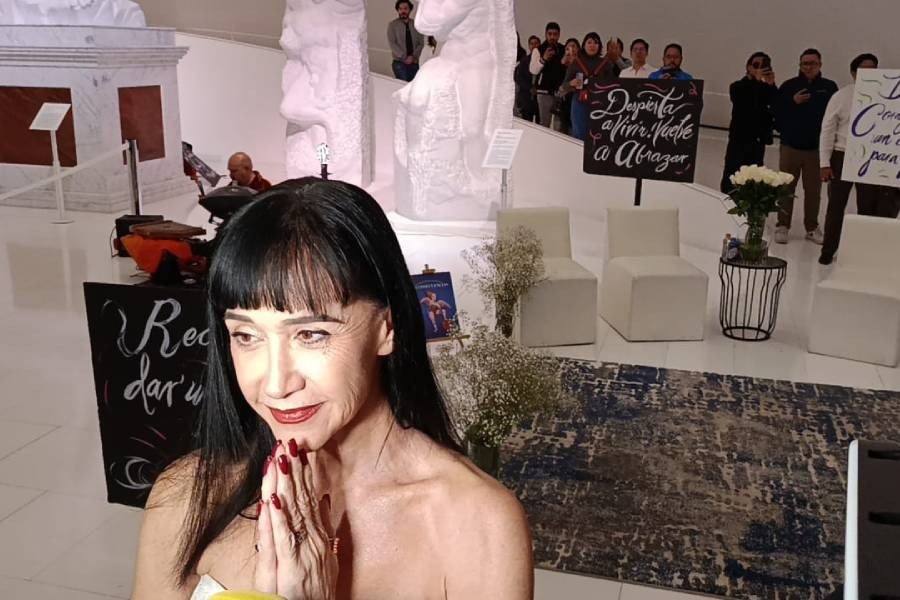 Susana Zabaleta agradece a sus fans con abrazos en el Museo Soumaya