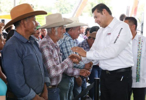 Gobierno estatal acerca obra comunitaria y apoyos al campo para transformar comunidades poblanas